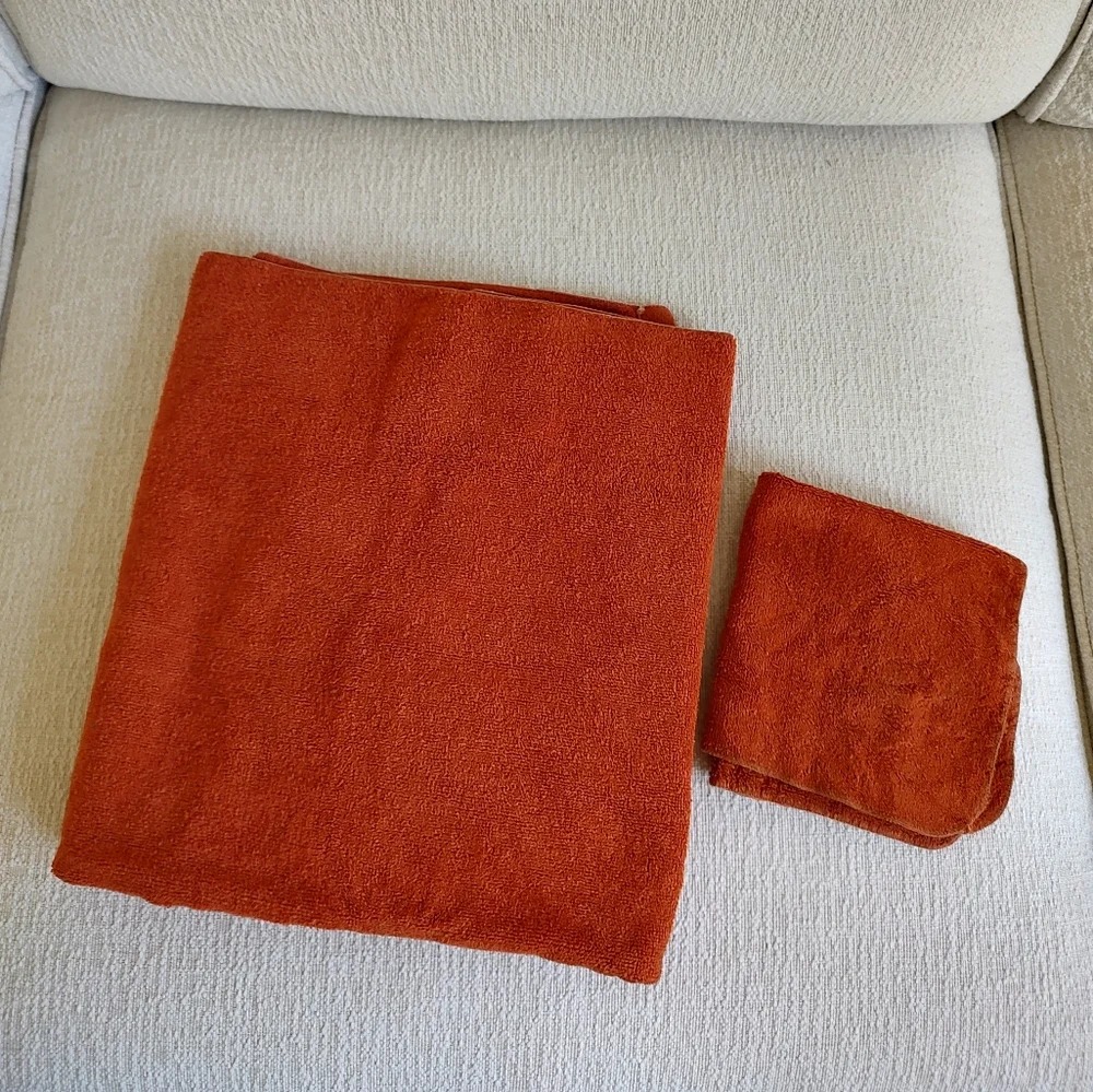 Fieldcrest Vintage 1970s, 1980s Burnt Orange Bath Towel And Wash Cloth Set USA